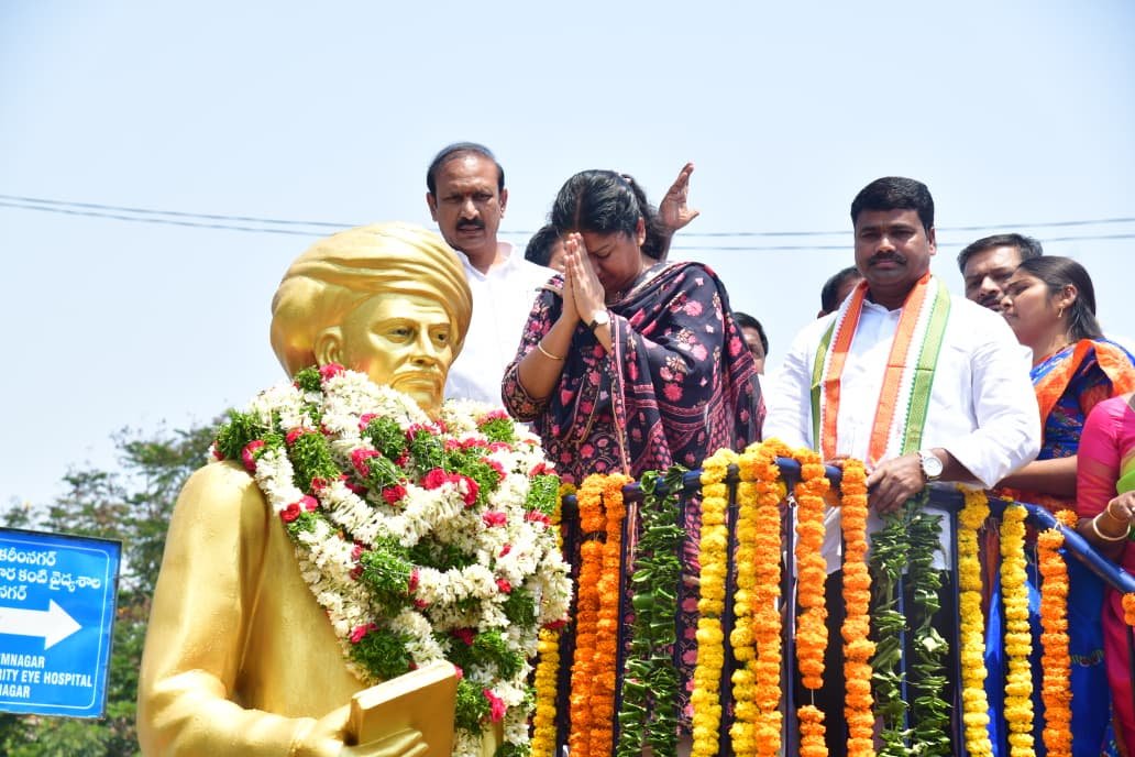 జ్యోతిబాపూలే స్ఫూర్తితో ముందుకు సాగుదాం  చదువును నమ్ముకుని ఉన్నతంగా ఎదగాలి కలెక్టర్ చిత్రా మిశ్రా 